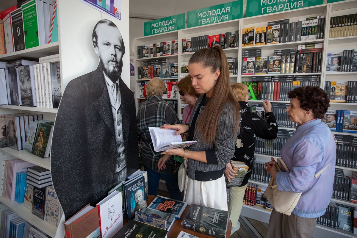 Посетители книжного фестиваля «Красная площадь» Москва, 2 июня 2023 года. Фото: Юрий Кочетков / EPA-EFE