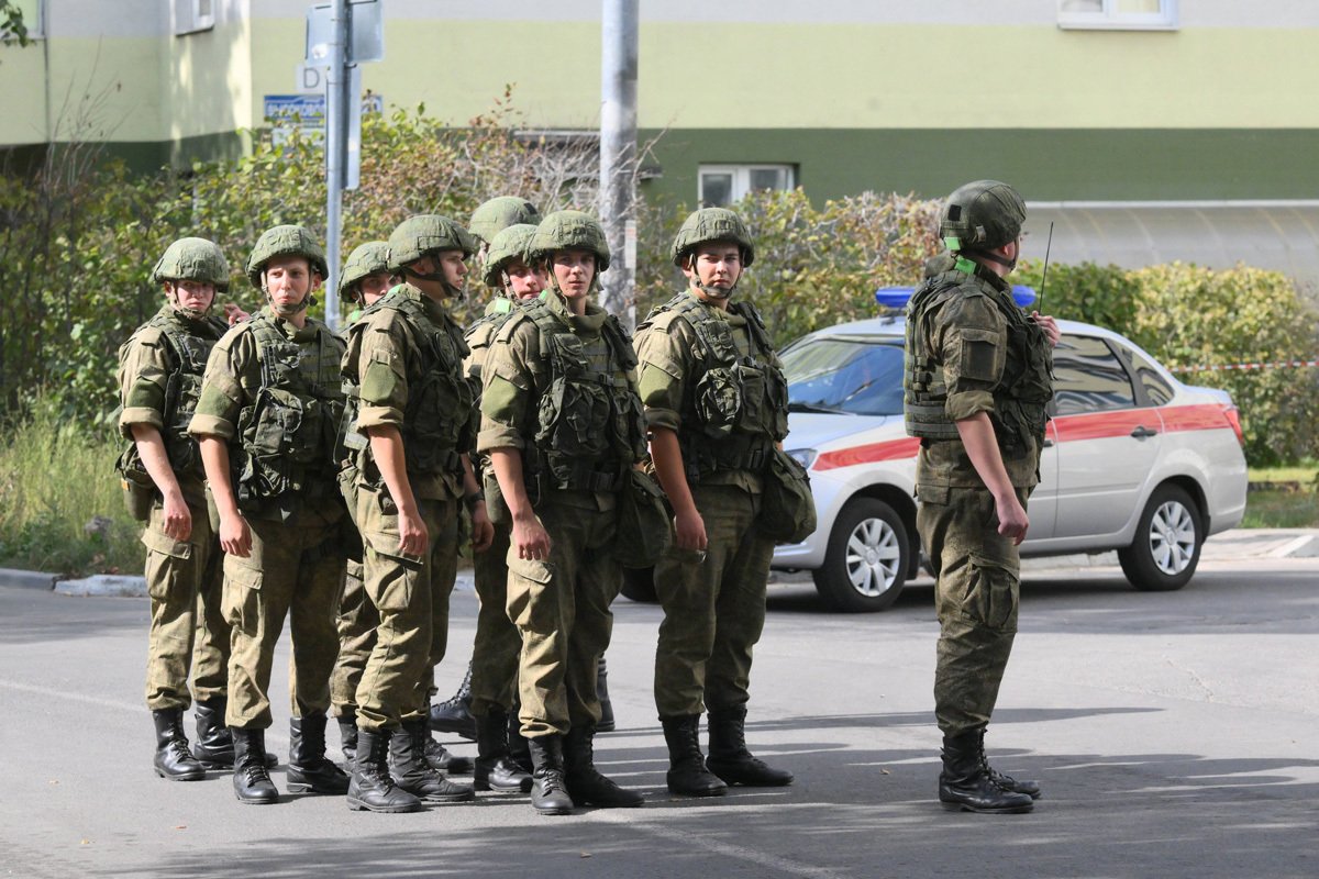 Российские военнослужащие в Раменском после падения украинского беспилотника на жилой дом, 10 сентября 2024 года. Фото: Илья Питалев / Спутник / Imago Images / SNA / Scanpix / LETA