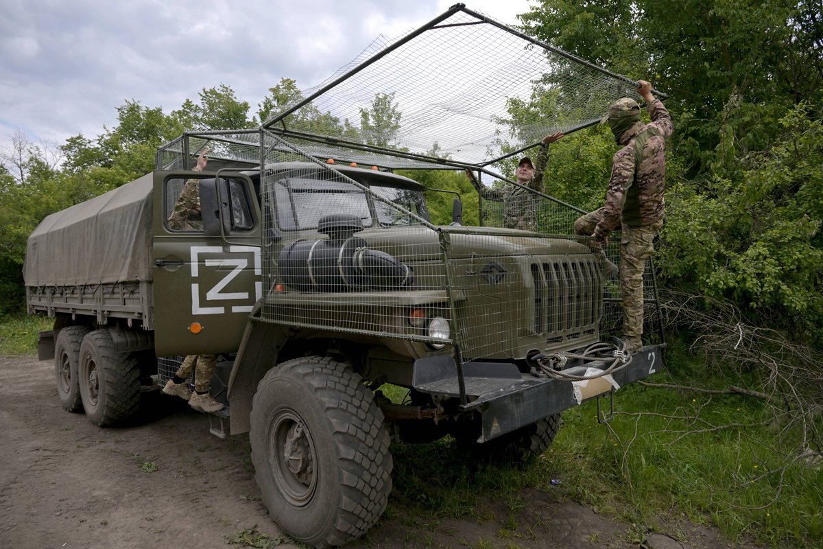 Российские солдаты накрывают автомобиль «Урал» камуфляжной сеткой, 16 мая 2024 года. Фото: Евгений Биятов / Sputnik / Imago Images / SNA / Scanpix / LETA