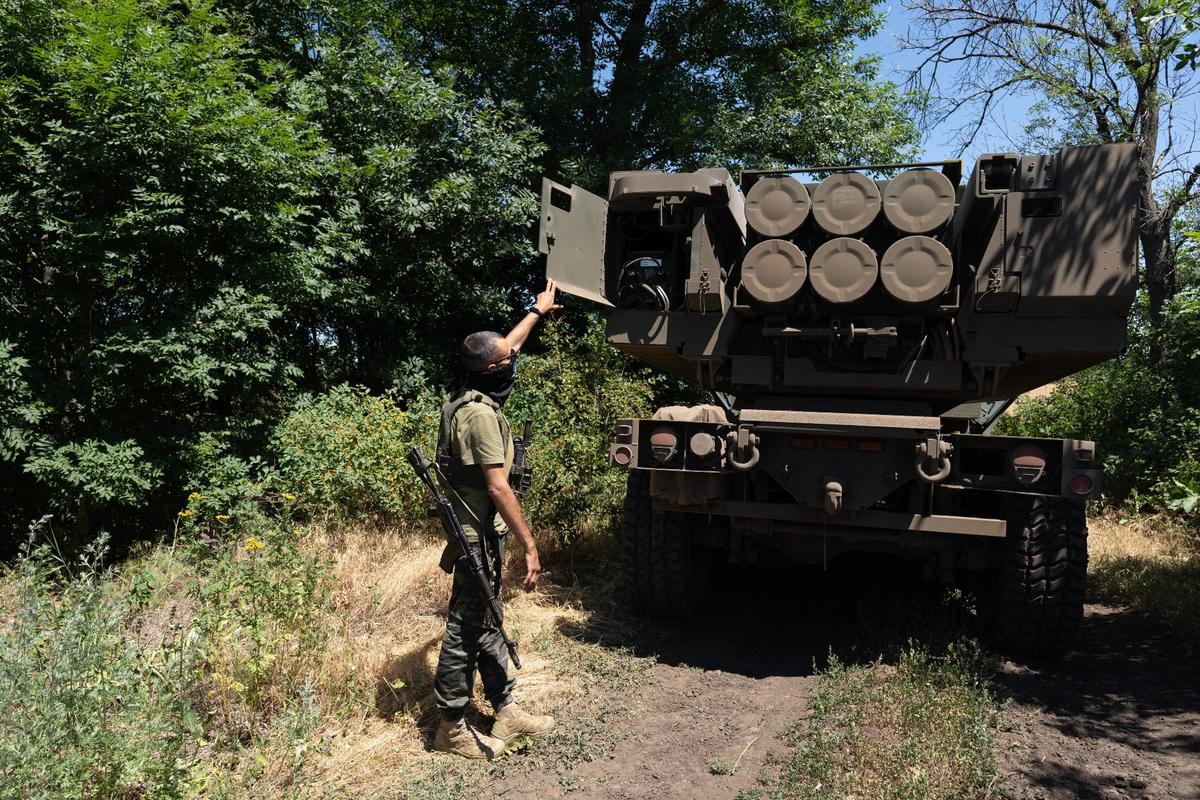 Высокомобильный артиллерийский ракетный комплекс HIMARS на востоке Украины, июль 2022 года. Фото: Anastasia Vlasova for The Washington Post / Getty Images