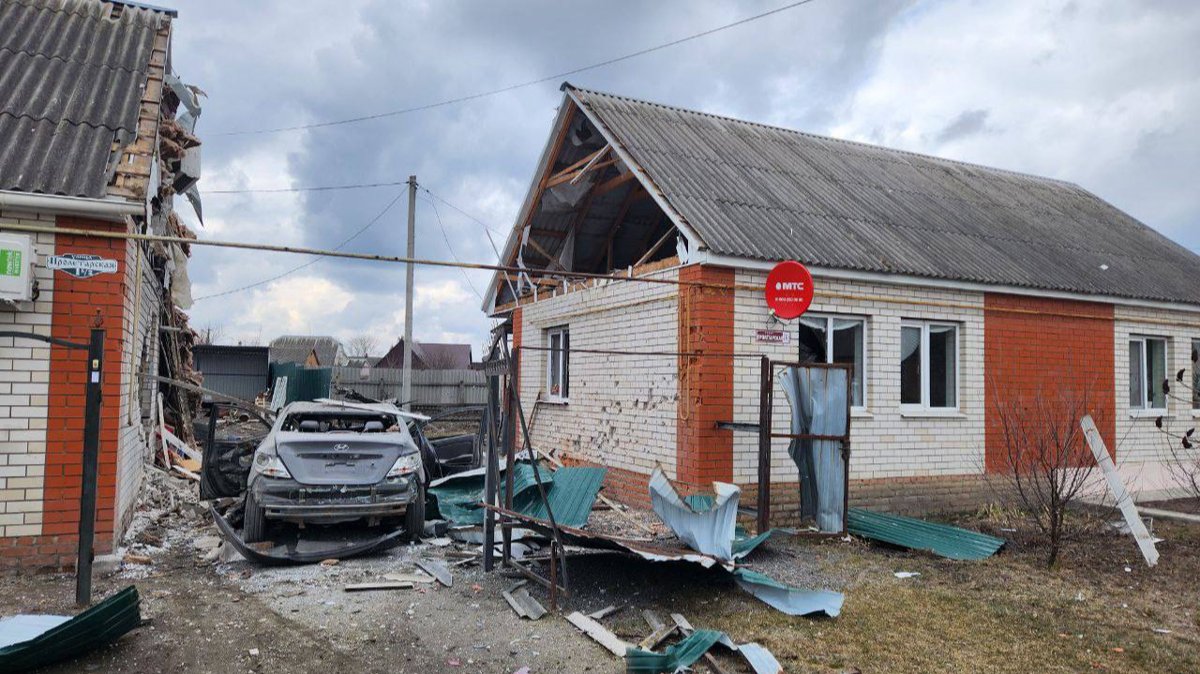 «В больницу прилетело, в дорогах торчат снаряды»