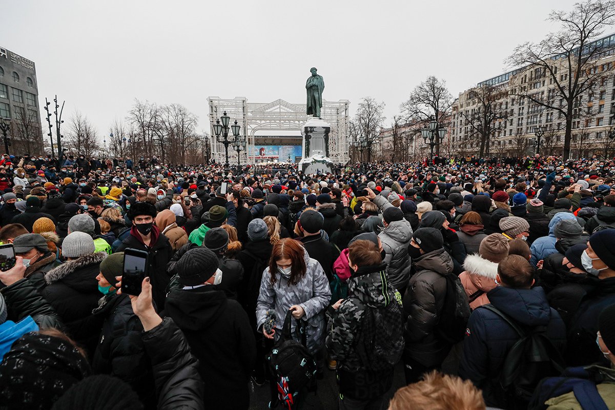 Протестующие собрались на Пушкинской площади, Москва, 23 января 2021 года. Фото: Юрий Кочетков / EPA-EFE