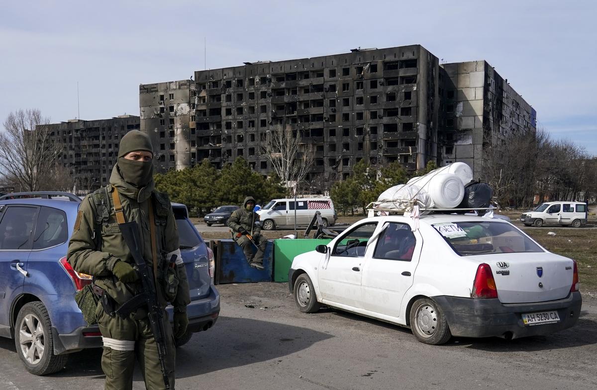 Российские военные в Мариуполе весной 2022 года. Фото: Stringer/Anadolu Agency via Getty Images